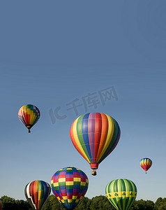 热气球在热气球节上升空或升空