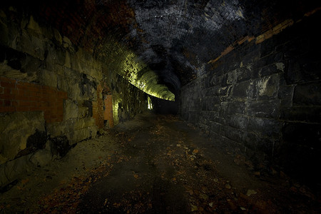 废弃铁路隧道的黑暗