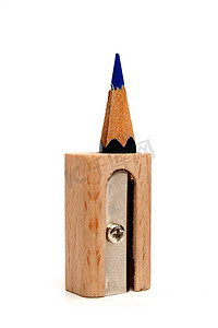 垂直站立的铅笔削笔器内的铅笔