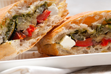 恰巴塔帕尼尼三明治配蔬菜和羊乳酪