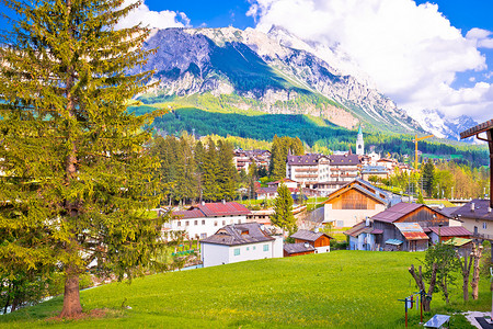 阿尔卑斯山小镇摄影照片_科尔蒂纳丹佩佐阿尔卑斯小镇在多洛米蒂阿尔卑斯山的景色