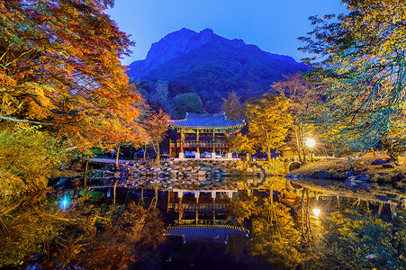 红色江山摄影照片_秋天的 Baekyangsa 寺，韩国的 Naejangsan 公园。