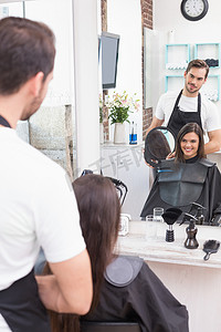 企业沙龙摄影照片_漂亮的黑发女郎正在剪头发