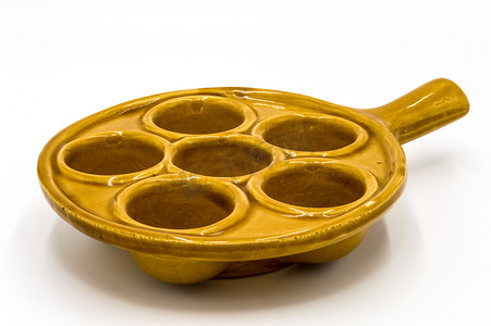 陶瓷大盘子摄影照片_六只空陶瓷棕色蜗牛的盘子