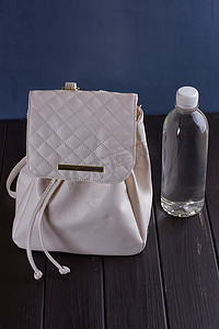 白色皮革背包和水瓶