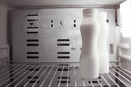 喝冰箱里没有标签的酸奶