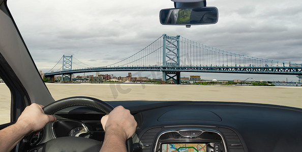 本杰明摄影照片_驾驶汽车前往美国宾夕法尼亚州费城的本杰明富兰克林桥