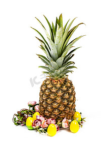 白色菠萝、花环和彩蛋的复活节组合物