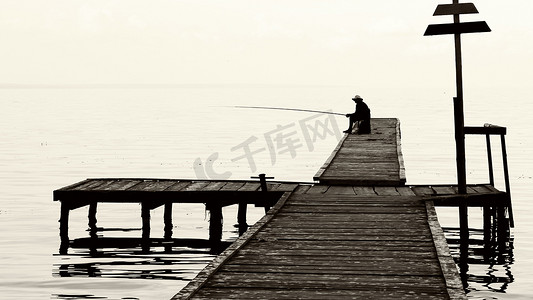 老桥上的渔夫。