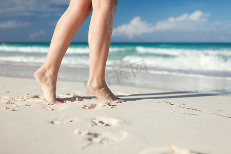 海边女人摄影照片_海边女人腿的特写