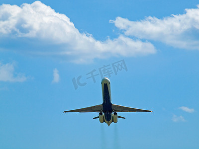 空气进入摄影照片_一架商用客机起飞进入多云的蓝天