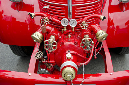 红色的消防车摄影照片_古色古香的消防车前面