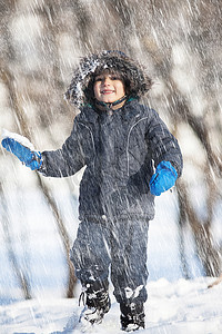 可爱的男孩玩雪