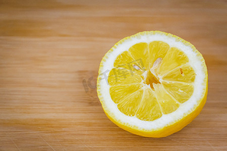 浅色木板上的半个柠檬