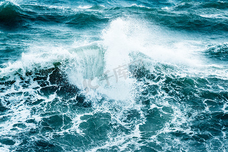 美丽的波涛汹涌的大海