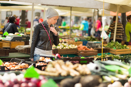 妇女在当地食品市场买菜。
