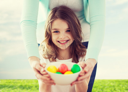 微笑的女孩和妈妈拿着彩蛋