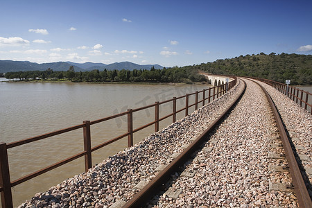 科尔多瓦 - Almorchon 铁路线，Los Puerros 桥，Espiel 市，Puente Nuevo 水库，西班牙科尔多瓦附近