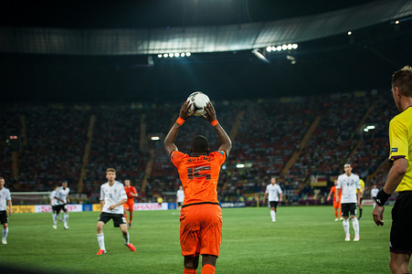 荷兰 vs 丹麦在欧洲足球联赛足球比赛中的表现