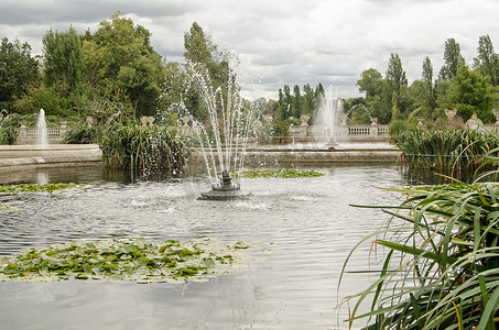 阴天的海摄影照片_伦敦海德公园的喷泉