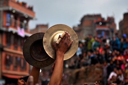 在 bhaktapur 的音乐节上演奏传统乐器的家伙
