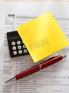 笔刷撕标签摄影照片_报税单、红笔、计算器和贴纸