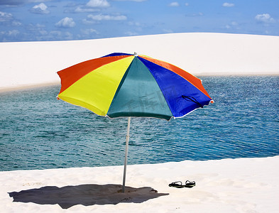 漂亮的马字摄影照片_巴西 Lencois Maranheses 国家公园的雨伞海滩