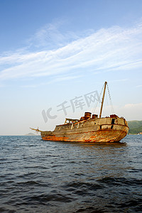 灰尘的旅行摄影照片_沉没的木帆船