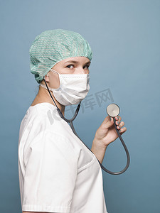 知识博士摄影照片_有外科面具和听诊器的护士