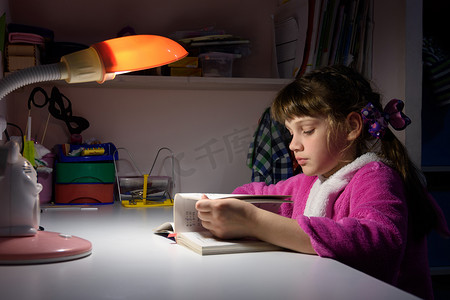 在家台灯下做作业的女孩
