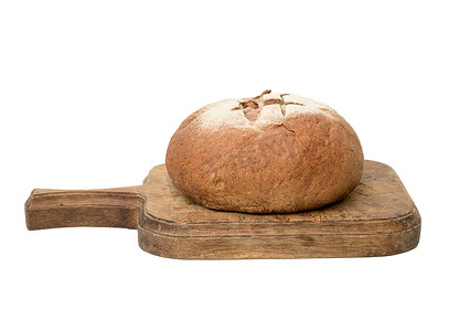 棕色木板上烤圆黑麦面粉面包，一条面包被隔离