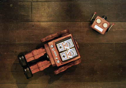 上脑摄影照片_复古红色机器人在旧木地板上丢了头