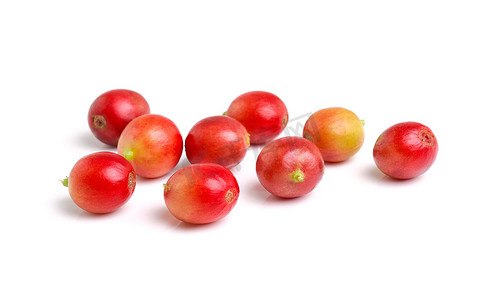 咖啡豆红色摄影照片_在白色背景上分离的新鲜咖啡豆