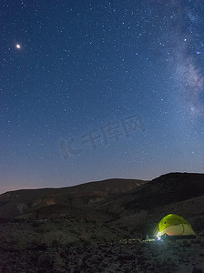 星空下营地摄影照片_沙漠度假星空下的帐篷