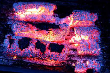 木煤块发出的炽热余烬。