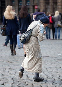 乞讨摄影照片_可怜的老妇人在布鲁塞尔乞讨
