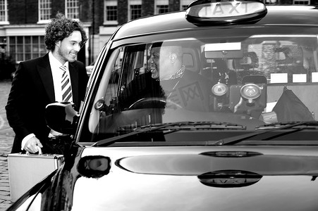 男性乘客与出租车司机沟通