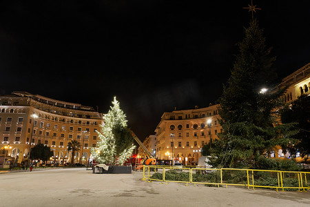 真实圣诞树摄影照片_塞萨洛尼基，希腊 装饰在亚里士多德广场的圣诞树。