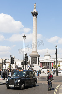 伦敦，英国-4 月 02 日： 特拉法加广场驾驶的著名黑色出租车