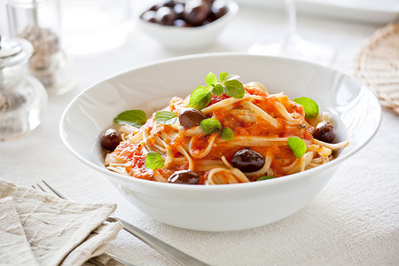 一碗意大利面配有机番茄酱和橄榄