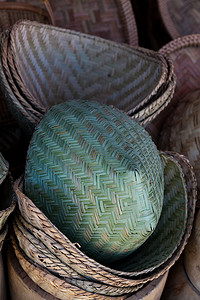 “老挝，柳条编织的芦苇篮子和市场上的容器，图案编织”