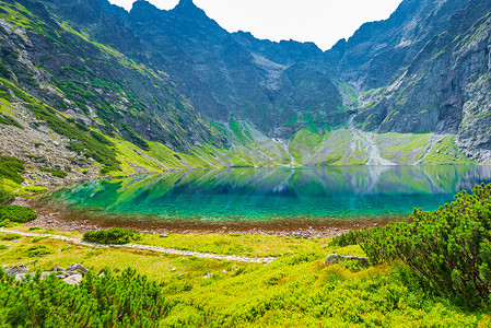 中国风云纹插画摄影照片_塔特拉山的 Czarny Staw 山湖，水清澈