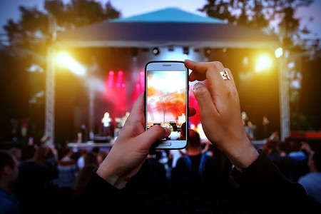 手机营销活动摄影照片_通过手机在互联网上播放音乐节目。