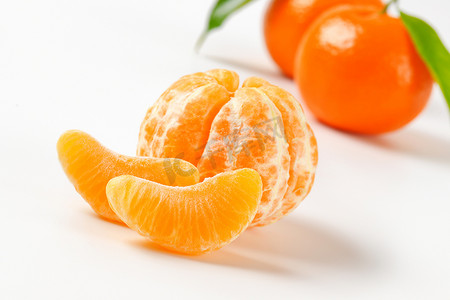 去皮和未去皮的橘子