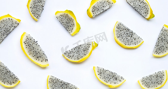 黄色火龙果摄影照片_白色背景上的黄色火龙果或火龙果片。