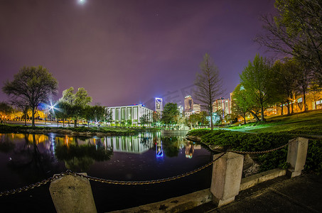 从马歇尔公园看夏洛特天际线的夜景