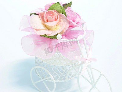 情人节粉红色玫瑰自行车隔离在白色