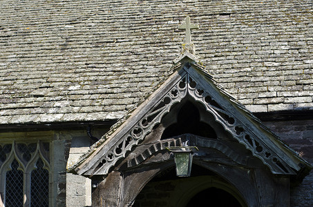 一座 14 世纪古老教堂的木制入口门廊
