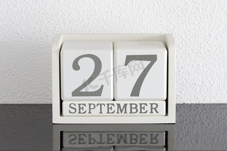 九月日历摄影照片_白色方块日历当前日期为 27 日和 9 月