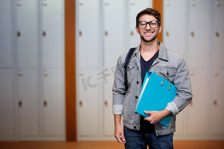 学生在图书馆对着相机微笑的合成图像